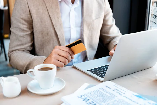 Vista Ritagliata Uomo Affari Con Carta Credito Laptop Caffè — Foto Stock