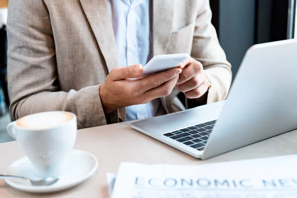 Partial View Businessman Holding Smartphone While Sitting Table Laptop Cafe — Stock Photo, Image