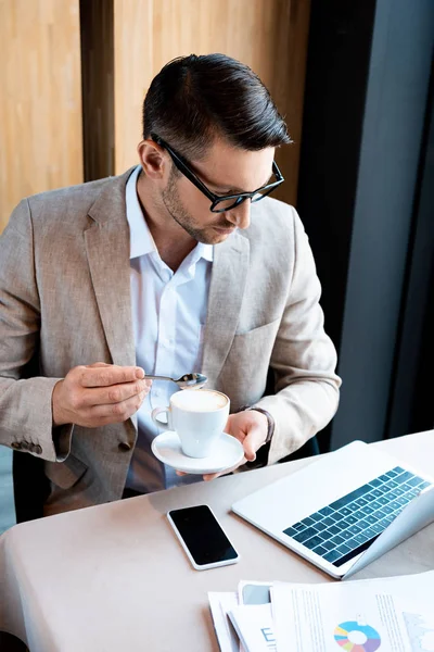 Focused Businessman Glasses Holding Cup Coffee While Sitting Table Laptop — Stock Photo, Image