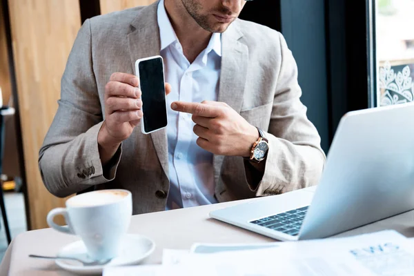 Vue Recadrée Homme Affaires Pointant Doigt Smartphone Avec Écran Blanc — Photo