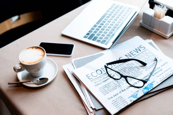 Laptop Dan Smartphone Dengan Layar Kosong Secangkir Kopi Dokumen Koran — Stok Foto