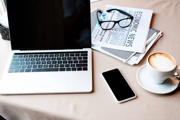 Laptop Smartphone Com Tela Branco Xícara Café Documentos Jornal Óculos — Fotografia de Stock