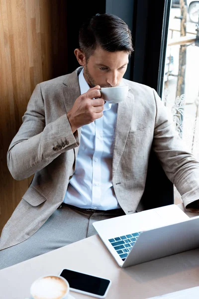 Businessman Drinking Coffee Using Laptop Cafe — Stock Photo, Image