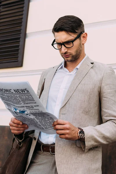 Συγκεντρωμένος Επιχειρηματίας Γυαλιά Διαβάζοντας Εφημερίδα Στο Δρόμο — Φωτογραφία Αρχείου