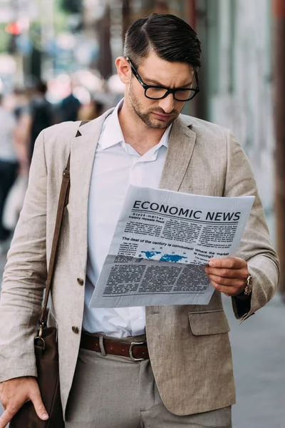 Hombre Negocios Enfocado Gafas Leyendo Periódico Calle — Foto de Stock