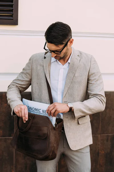 Seriös Affärsman Glasögon Med Tidning Påse Gatan — Stockfoto