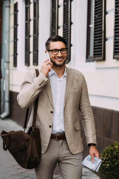 Χαμογελαστός Επιχειρηματίας Δερμάτινη Τσάντα Που Μιλάει Στο Smartphone Στο Δρόμο — Φωτογραφία Αρχείου