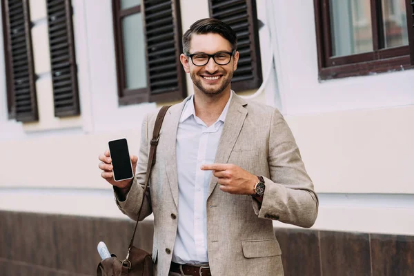 Vooraanzicht Van Lachende Zakenman Wijzend Met Vinger Smartphone Met Blanco — Stockfoto