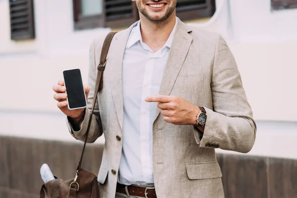 Przycięte Widok Uśmiechnięty Biznesmen Wskazując Palcem Smartfonie Pustym Ekranem Ulicy — Zdjęcie stockowe
