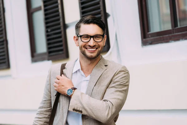 Hombre Negocios Sonriente Gafas Reloj Pulsera Calle —  Fotos de Stock
