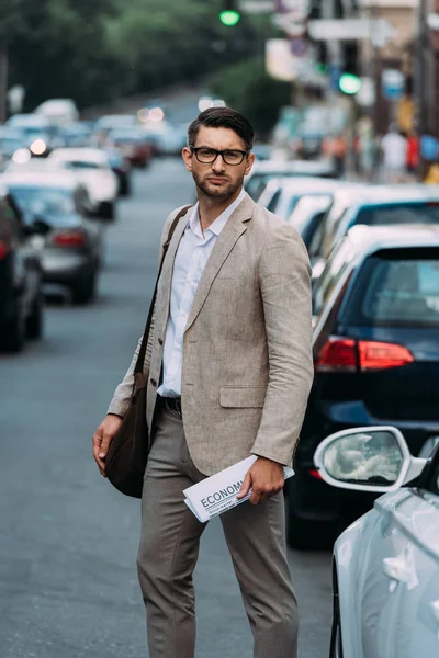 Seriöser Mann Mit Brille Hält Zeitung Auf Straße Mit Autos — Stockfoto