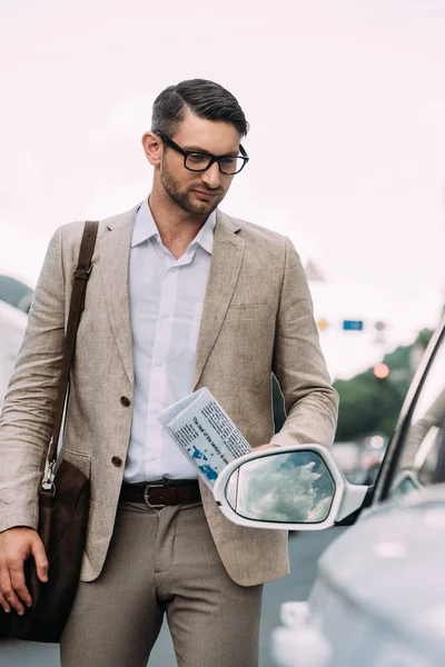 Hombre Gafas Sosteniendo Periódico Pie Cerca Coche Calle — Foto de Stock