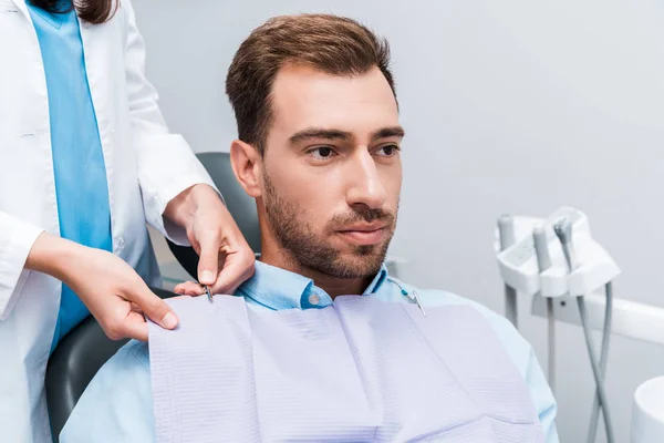 Vue Recadrée Dentiste Debout Près Homme Clinique — Photo