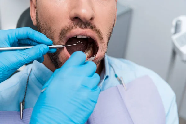 Vista Recortada Del Dentista Que Sostiene Instrumentos Dentales Boca Del — Foto de Stock