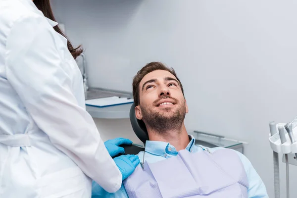 Vista Cortada Dentista Casaco Branco Perto Homem Alegre Clínica — Fotografia de Stock