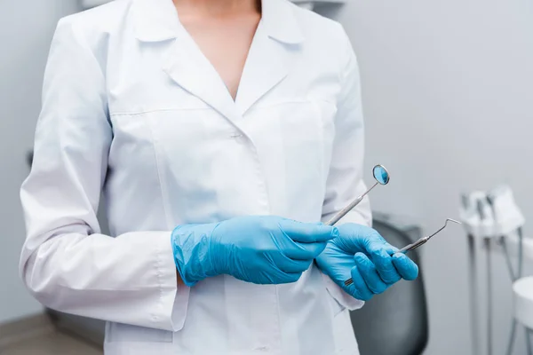 Vista Recortada Dentista Luvas Látex Azul Segurando Instrumentos Médicos Inoxidáveis — Fotografia de Stock