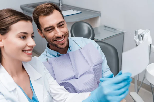 Enfoque Selectivo Hombre Guapo Cerca Dentista Atractivo Sonriendo Clínica — Foto de Stock