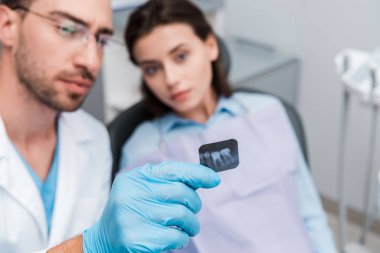 lateks eldiven li erkeğin seçici odak kadın yakınında x-ray tutan 
