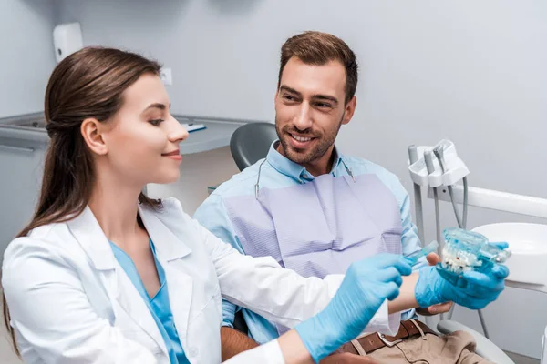 Foco Seletivo Homem Olhando Para Dentista Alegre Segurando Escova Dentes — Fotografia de Stock