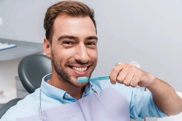 Mutlu Sakallı Adam Kameraya Bakıyor Diş Fırçası Tutuyor — Stok fotoğraf