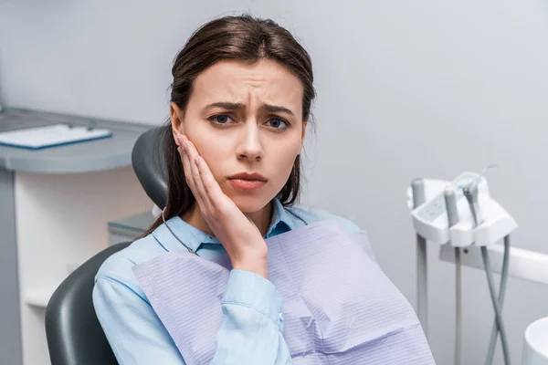 Zdenerwowany Kobieta Dotykając Twarzy Podczas Gdy Ból Zębów Patrząc Aparat — Zdjęcie stockowe