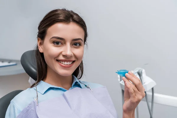 Mulher Alegre Segurando Retentor Azul Clínica Odontológica — Fotografia de Stock