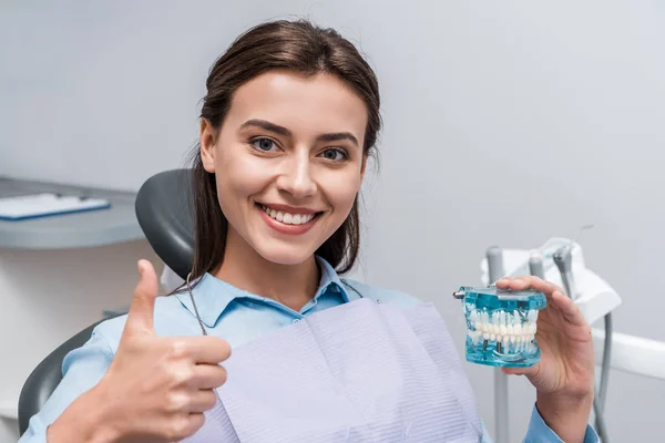 Mulher Feliz Segurando Dentes Modelo Mostrando Polegar Para Cima Clínica — Fotografia de Stock