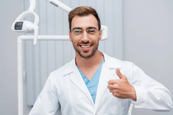 Glücklicher Arzt Mit Brille Zeigt Daumen Nach Oben Klinik — Stockfoto