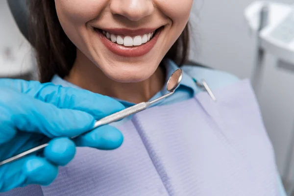 Vista Ritagliata Del Dentista Guanto Lattice Blu Con Strumenti Dentali — Foto Stock