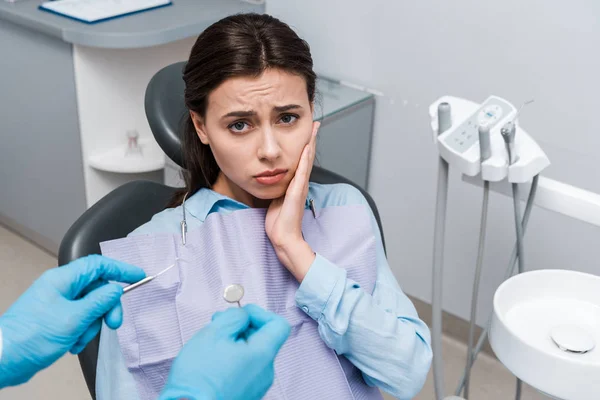 Üzgün Kadın Yakın Diş Aletleri Tutan Lateks Eldiven Diş Hekimi — Stok fotoğraf