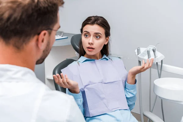 Foyer Sélectif Femme Attrayante Montrant Geste Haussement Épaules Près Dentiste — Photo