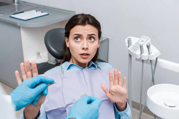 Foco Seletivo Mulher Assustada Olhando Para Dentista Com Instrumentos Dentários — Fotografia de Stock