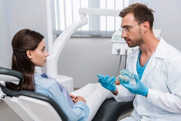 Foco Seletivo Mulher Bonita Olhando Para Dentista Bonito Óculos Segurando — Fotografia de Stock