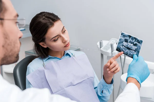 Fokus Selektif Wanita Menunjuk Dengan Jari Ray Dekat Dokter Gigi — Stok Foto