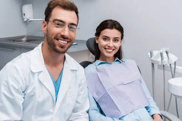 Foyer Sélectif Fille Heureuse Attrayante Souriant Près Beau Dentiste Dans — Photo