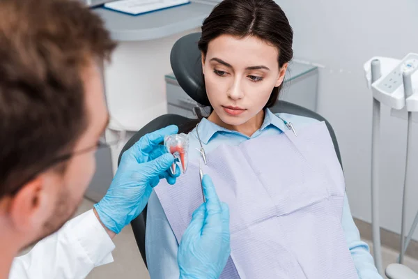 Foco Seletivo Dentista Segurando Instrumento Dental Modelo Dente Perto Menina — Fotografia de Stock