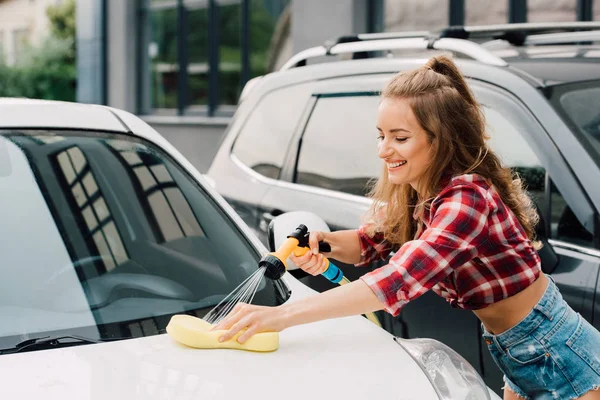 Fröhliches Mädchen Mit Hochdruckreiniger Und Schwamm Beim Autowaschen — Stockfoto