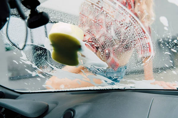 Selective Focus Young Woman Washing Windshield Car Sponge — Stock Photo, Image