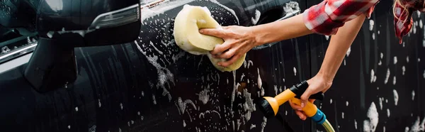 Tiro Panorâmico Mulher Jovem Lavando Carro Molhado Espuma Com Esponja — Fotografia de Stock