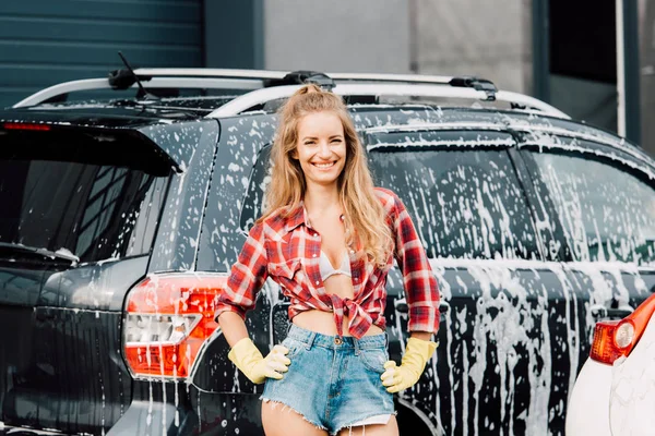 Cheerful Girl Standing Hands Hips Cars — Stock Photo, Image
