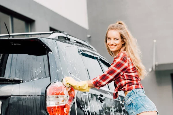 Szczęśliwy Dziewczyna Lateksowych Rękawiczkach Mycie Samochodów Piance — Zdjęcie stockowe
