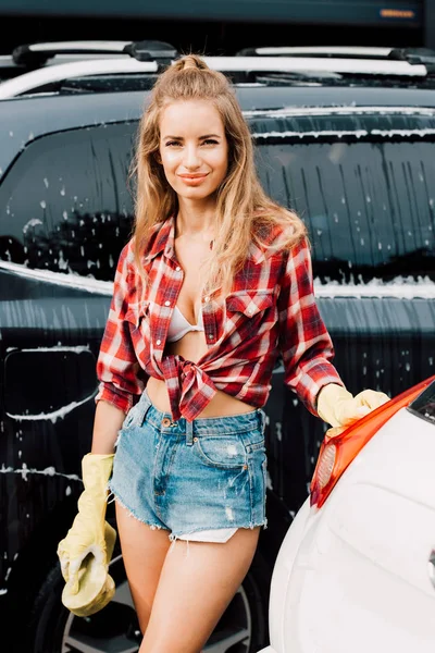 Ευτυχισμένη Νεαρή Γυναίκα Λατέξ Γάντια Στέκεται Κοντά Στα Αυτοκίνητα — Φωτογραφία Αρχείου