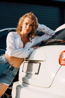 araba yakınında seksi kot şort genç güzel kadın 