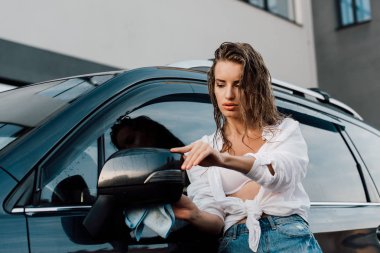 bina yakınında lüks siyah araba parlatma seksi ıslak kız 