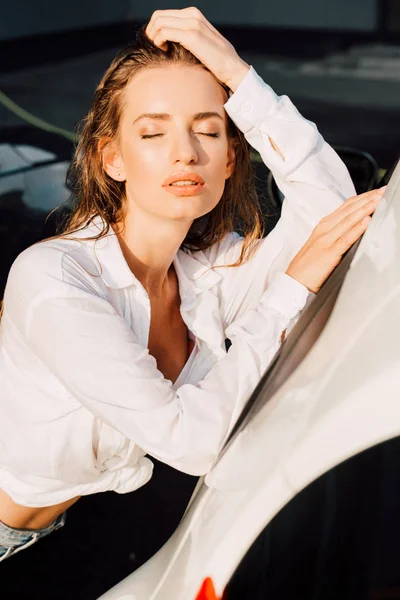 Atrakcyjna Kobieta Zamknięte Oczy Stojąc Pobliżu Białego Samochodu — Zdjęcie stockowe