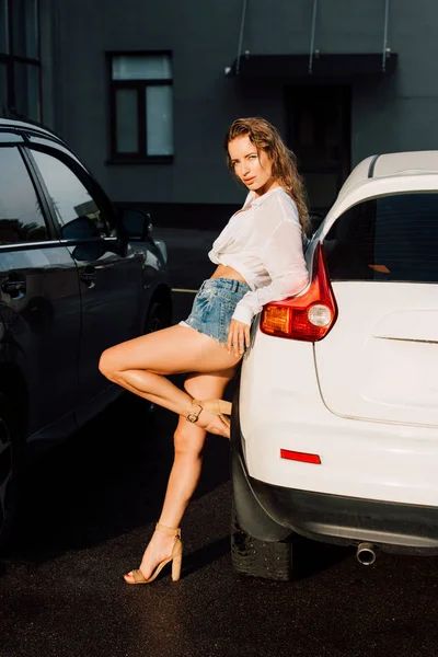 Sexy Young Woman Standing White Black Modern Cars — Stock Photo, Image