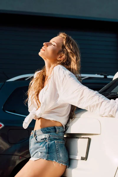 Σέξι Κορίτσι Κλειστά Μάτια Κοντά Λευκό Και Μαύρο Μοντέρνα Αυτοκίνητα — Φωτογραφία Αρχείου