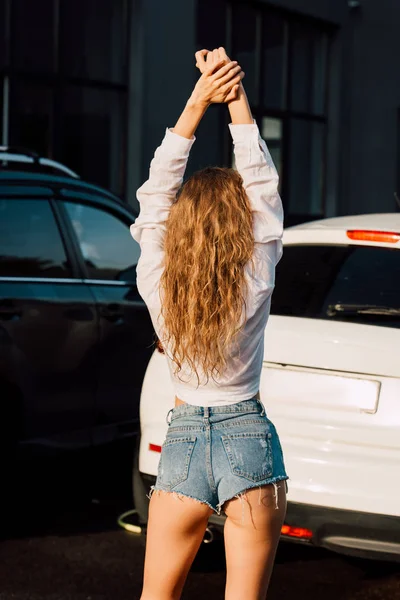 Back View Young Woman Shorts Standing Modern Cars — Stock Photo, Image