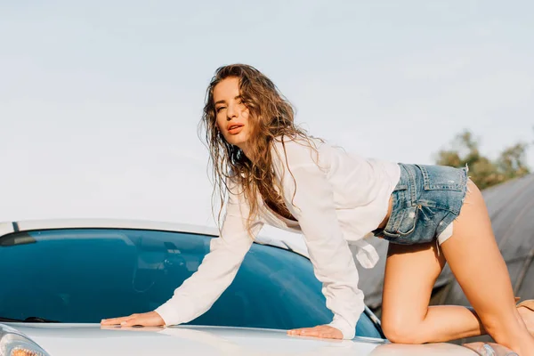 Sexy Jovem Mulher Rastejando Branco Carro Perto Edifício — Fotografia de Stock