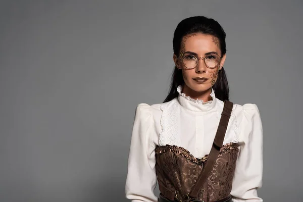 Vorderseite Der Steampunk Frau Mit Make Isoliert Auf Grau — Stockfoto